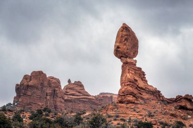Günbatımı dengeli rock Arches National Park yakınındaki Moab, Utah