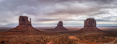 Şaşırtıcı kaya oluşumları, Monument Valley, Arizona, ABD.