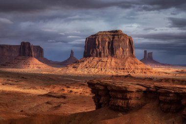Şaşırtıcı kaya oluşumları, Monument Valley, Arizona, ABD.