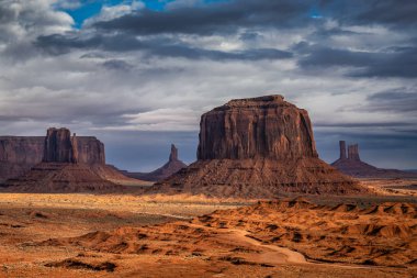 Şaşırtıcı kaya oluşumları, Monument Valley, Arizona, ABD.