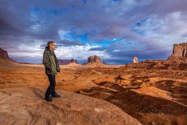 Fırtına içinde belgili tanımlık geçmiş, Monument Valley, Arizona, ABD ile manzaranın Turizm.