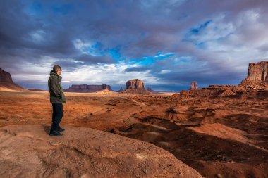 Fırtına içinde belgili tanımlık geçmiş, Monument Valley, Arizona, ABD ile manzaranın Turizm.