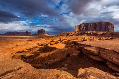 Şaşırtıcı kaya oluşumları, Monument Valley, Arizona, ABD.