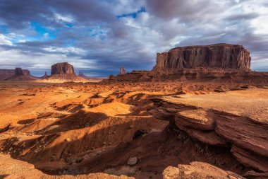 Şaşırtıcı kaya oluşumları, Monument Valley, Arizona, ABD.