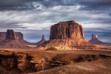 Şaşırtıcı kaya oluşumları, Monument Valley, Arizona, ABD.