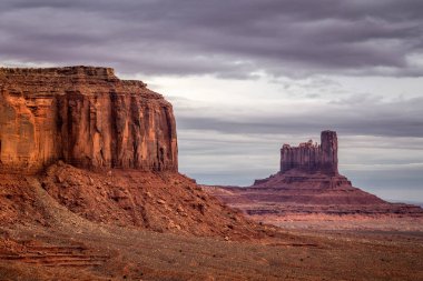 Monument Valley, Arizona, ABD yakınındaki pembe, altın ve kırmızı renklerle şaşırtıcı gündoğumu.