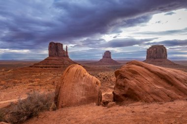 Monument Valley, Arizona, ABD yakınındaki pembe, altın ve kırmızı renklerle şaşırtıcı gündoğumu.