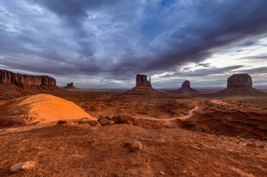 Monument Valley, Arizona, ABD yakınındaki pembe, altın ve kırmızı renklerle şaşırtıcı gündoğumu.