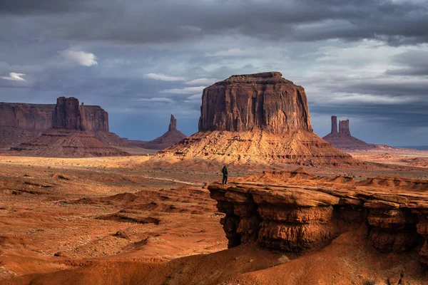 Turysta Podziwiając Widok Burzą Tle Monument Valley Arizona Stany Zjednoczone — Zdjęcie stockowe