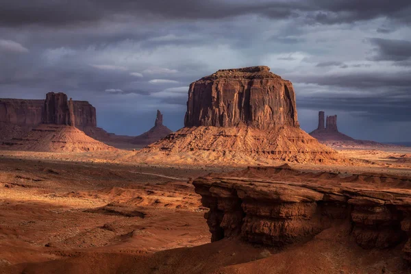 Şaşırtıcı kaya oluşumları, Monument Valley, Arizona, ABD.