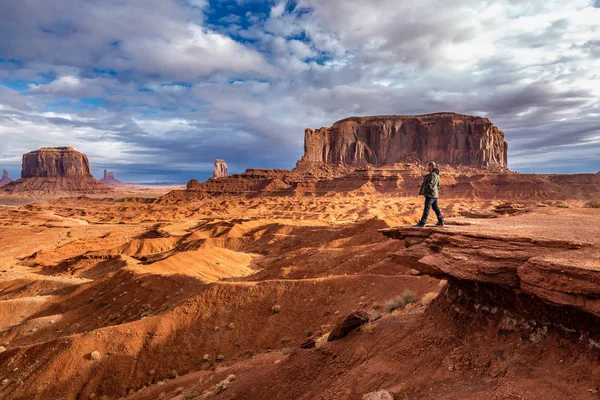 Fırtına içinde belgili tanımlık geçmiş, Monument Valley, Arizona, ABD ile manzaranın Turizm.