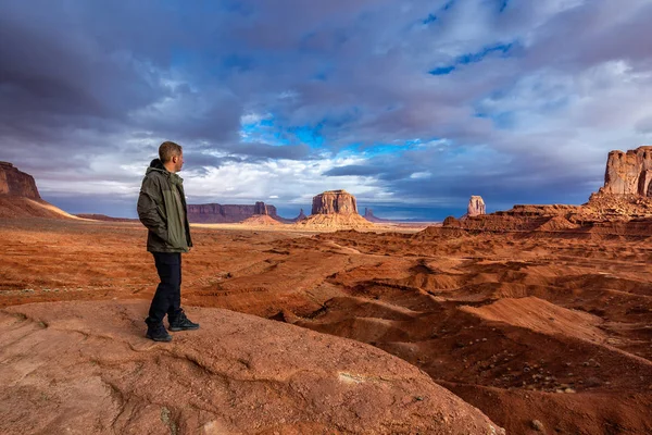 Fırtına içinde belgili tanımlık geçmiş, Monument Valley, Arizona, ABD ile manzaranın Turizm.