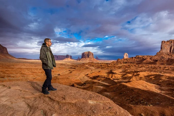 Fırtına içinde belgili tanımlık geçmiş, Monument Valley, Arizona, ABD ile manzaranın Turizm.