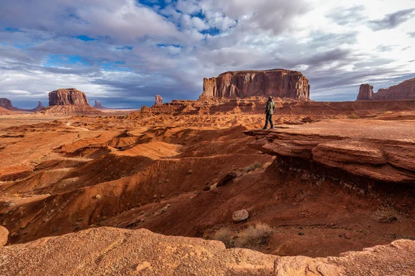 Fırtına içinde belgili tanımlık geçmiş, Monument Valley, Arizona, ABD ile manzaranın Turizm.