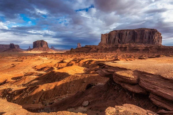 Şaşırtıcı kaya oluşumları, Monument Valley, Arizona, ABD.
