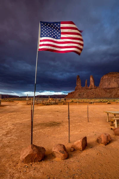 Amerykańska Flaga Powiewa Wietrze Burzą Tle Monument Valley Arizona Stany — Zdjęcie stockowe