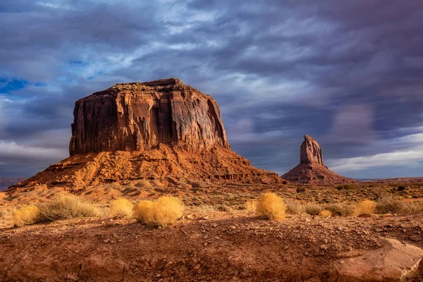 Niesamowity Wschód Słońca Kolory Różowy Złoty Magenta Pobliżu Monument Valley — Zdjęcie stockowe