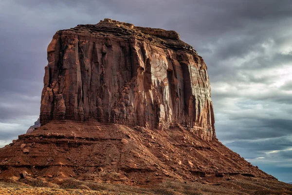 Monument Valley, Arizona, ABD yakınındaki pembe, altın ve kırmızı renklerle şaşırtıcı gündoğumu.