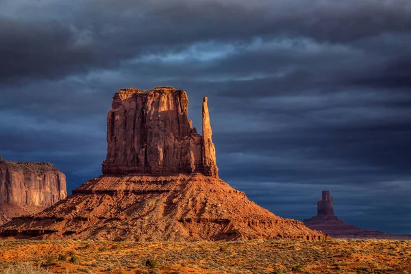 Niesamowity Wschód Słońca Kolory Różowy Złoty Magenta Pobliżu Monument Valley — Zdjęcie stockowe