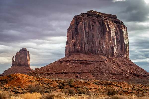 Monument Valley, Arizona, ABD yakınındaki pembe, altın ve kırmızı renklerle şaşırtıcı gündoğumu.