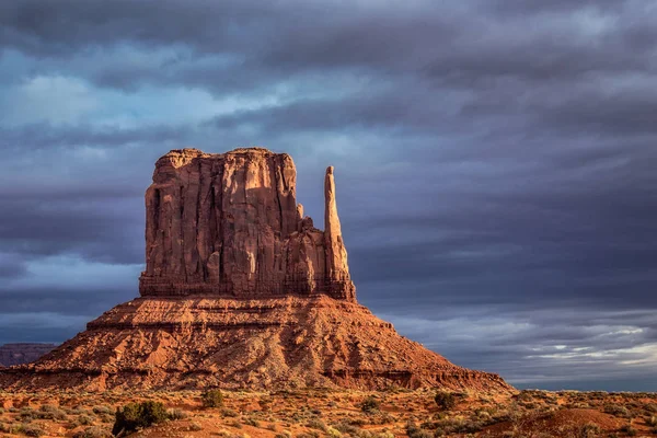 Monument Valley, Arizona, ABD yakınındaki pembe, altın ve kırmızı renklerle şaşırtıcı gündoğumu.