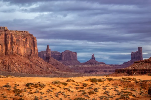 Monument Valley, Arizona, ABD yakınındaki pembe, altın ve kırmızı renklerle şaşırtıcı gündoğumu.