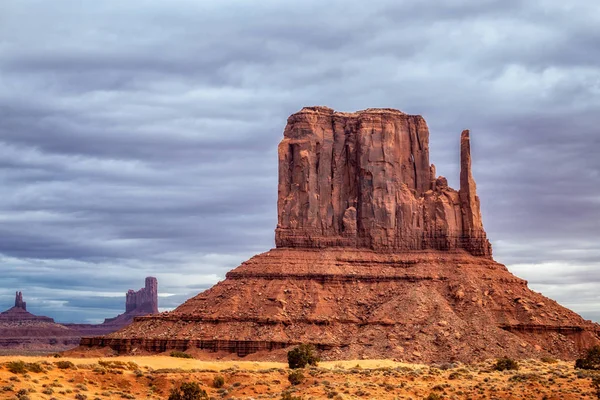 Monument Valley, Arizona, ABD yakınındaki pembe, altın ve kırmızı renklerle şaşırtıcı gündoğumu.