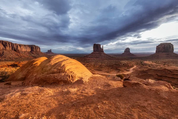 Niesamowity Wschód Słońca Kolory Różowy Złoty Magenta Pobliżu Monument Valley — Zdjęcie stockowe