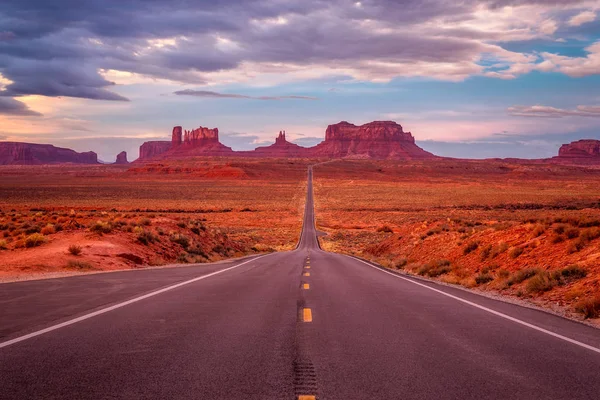 Monument Valley, Arizona, ABD yakınındaki pembe, altın ve kırmızı renklerle şaşırtıcı gündoğumu.