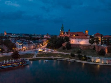 Gece Krakow fantastik bir bakış. Krakow, Polonya, Avrupa'nın yüksek hava noktasından görüldüğü gibi Kraliyet Wawel Kalesi