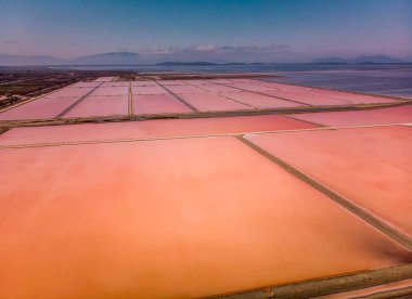 Tuz alan Arnavutluk, dron görünümünden pembe.