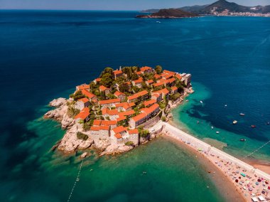 Karadağ 'daki küçük adacık ve tatil beldesi Sveti Stefan' ın üzerindeki güzel günbatımı manzarası. Balkanlar, Adriyatik denizi, Avrupa.