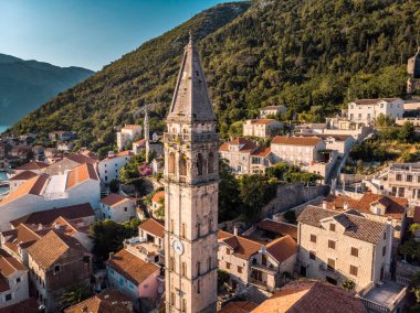 Kotor, Karadağ. Kotor Körfezi, Adriyatik Denizi 'nin en güzel yerlerinden biridir. Venedik' in korunmuş kalesi, eski küçük köyleri, ortaçağ kasabaları ve manzaralı dağlarıyla övünür..