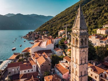 Kotor, Karadağ. Kotor Körfezi, Adriyatik Denizi 'nin en güzel yerlerinden biridir. Venedik' in korunmuş kalesi, eski küçük köyleri, ortaçağ kasabaları ve manzaralı dağlarıyla övünür..