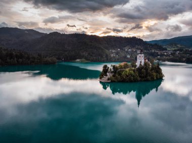 Bled Gölü, ada, kilise ve kale dağ aralığında (Stol, Vrtaca, Begunjscica) arka plan Bled, Slovenya, Avrupa ile şaşırtıcı görünümü