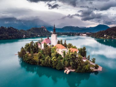 Bled Gölü, ada, kilise ve kale dağ aralığında (Stol, Vrtaca, Begunjscica) arka plan Bled, Slovenya, Avrupa ile şaşırtıcı görünümü