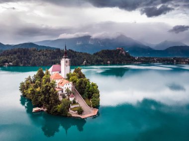 Bled Gölü, ada, kilise ve kale dağ aralığında (Stol, Vrtaca, Begunjscica) arka plan Bled, Slovenya, Avrupa ile şaşırtıcı görünümü