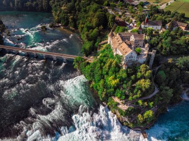 Rhine Falls (Rheinfall) şelaleler Schloss Laufen Kalesi, Neuhausen yakınındaki Schaffhausen, Canton Schaffhausen, İsviçre, Avrupa ile