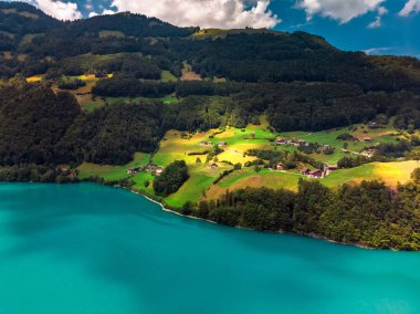 İnanılmaz güzel İsviçre Gölü Obersee renkli yaz sunrise Nafels köyü yakınlarında bulunan. Alpler, İsviçre, Europe.