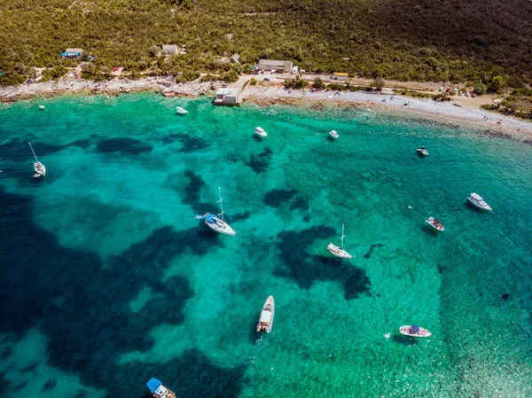 Karadağ 'daki küçük adacık ve tatil beldesi Sveti Stefan' ın üzerindeki güzel günbatımı manzarası. Balkanlar, Adriyatik denizi, Avrupa.