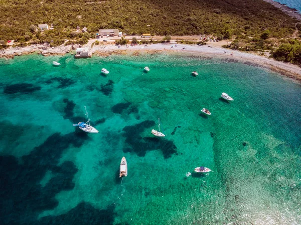 Karadağ 'daki küçük adacık ve tatil beldesi Sveti Stefan' ın üzerindeki güzel günbatımı manzarası. Balkanlar, Adriyatik denizi, Avrupa.