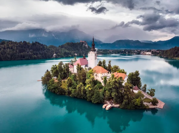 Bled Gölü, ada, kilise ve kale dağ aralığında (Stol, Vrtaca, Begunjscica) arka plan Bled, Slovenya, Avrupa ile şaşırtıcı görünümü