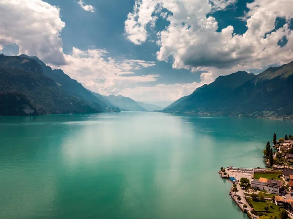 İnanılmaz güzel İsviçre Gölü Obersee renkli yaz sunrise Nafels köyü yakınlarında bulunan. Alpler, İsviçre, Europe.