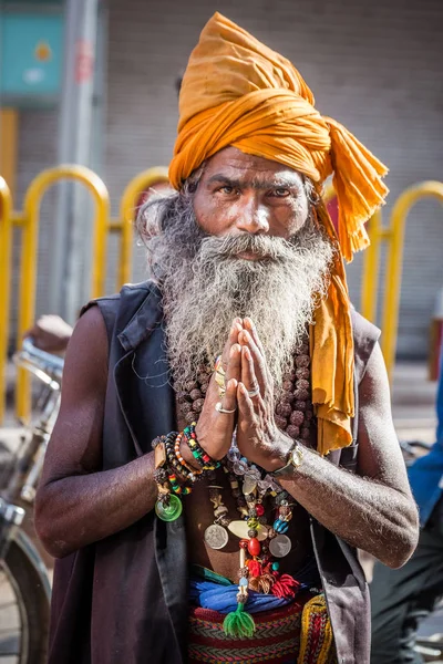 印度瓦拉纳西 2017年3月18日 在印度瓦拉纳西举行祈祷活动的神圣男子 — 图库照片