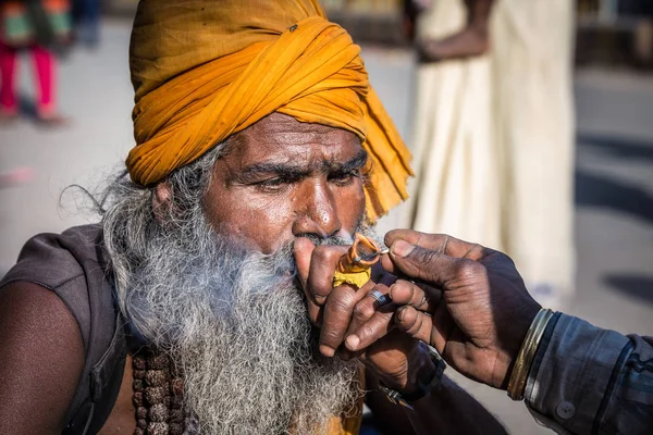 Varanasi Indie Března 2017 Svatý Muž Drží Hospodářství Dýmka Váránasí — Stock fotografie