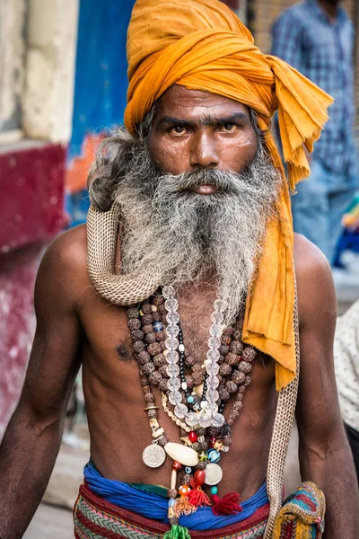Varanasi Indien März 2017 Heiliger Mann Mit Gefährlicher Kobra Schlange — Stockfoto