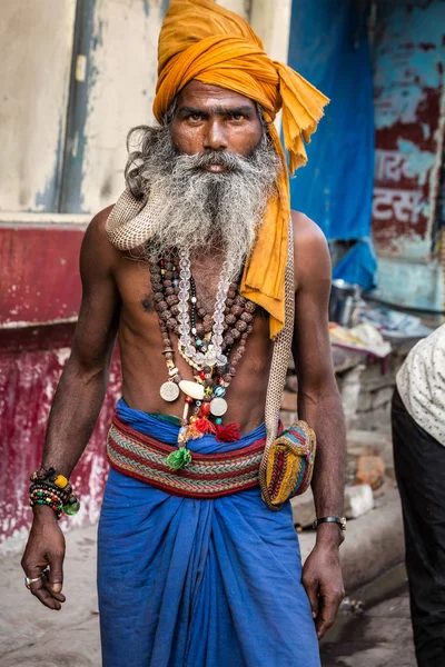 バラナシ インドのバラナシ インド 2017 神聖な男持株危険コブラ — ストック写真