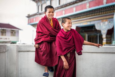 Ghoom, Hindistan - 18 Mart 2017: Gülümseyen Budist rahipler de Dali Manastırı Ghoom, Hindistan.