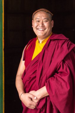 Ghoom, Hindistan - 18 Mart 2017: Gülümseyen Budist Keşiş Dali Manastırı Ghoom, Hindistan.