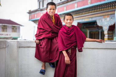 Ghoom, Hindistan - 18 Mart 2017: Gülümseyen Budist Keşiş Dali Manastırı Ghoom, Hindistan.